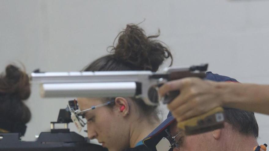 Participantes en una tirada de pistola neumática.