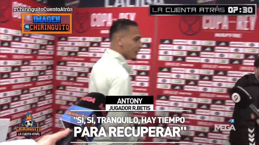 Antony sale cojeando del Campo del Torrent