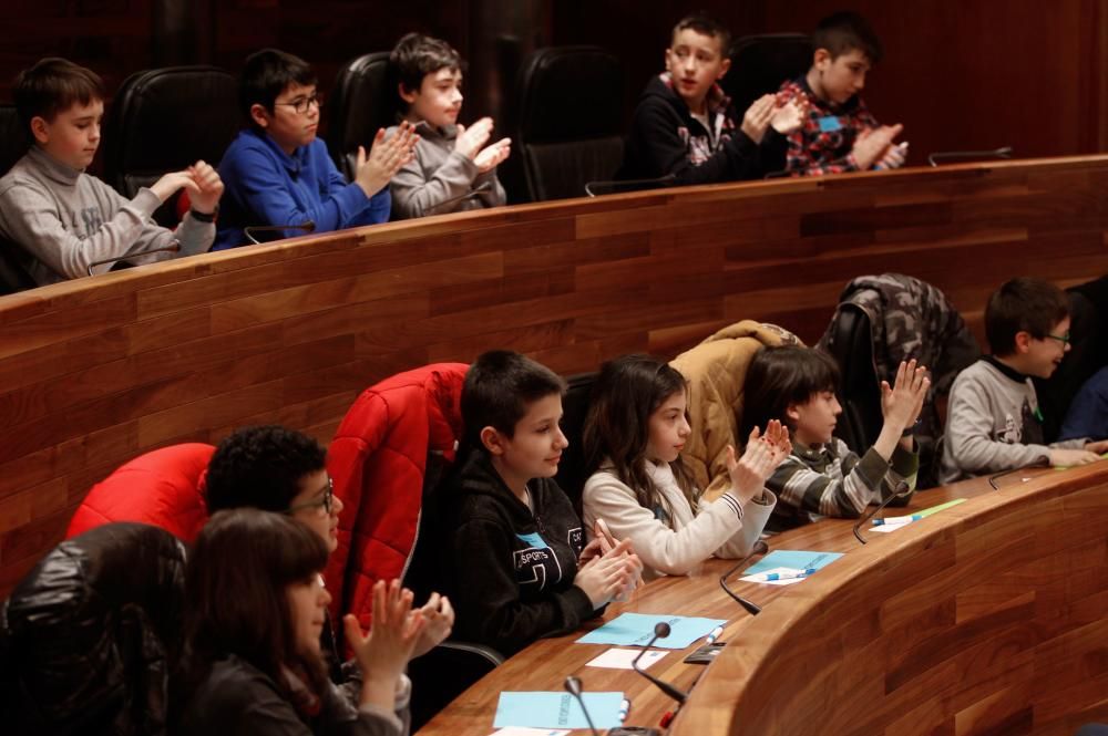 Escolares de Gijón y Mieres participan en el proyecto 'Diputado por un día'