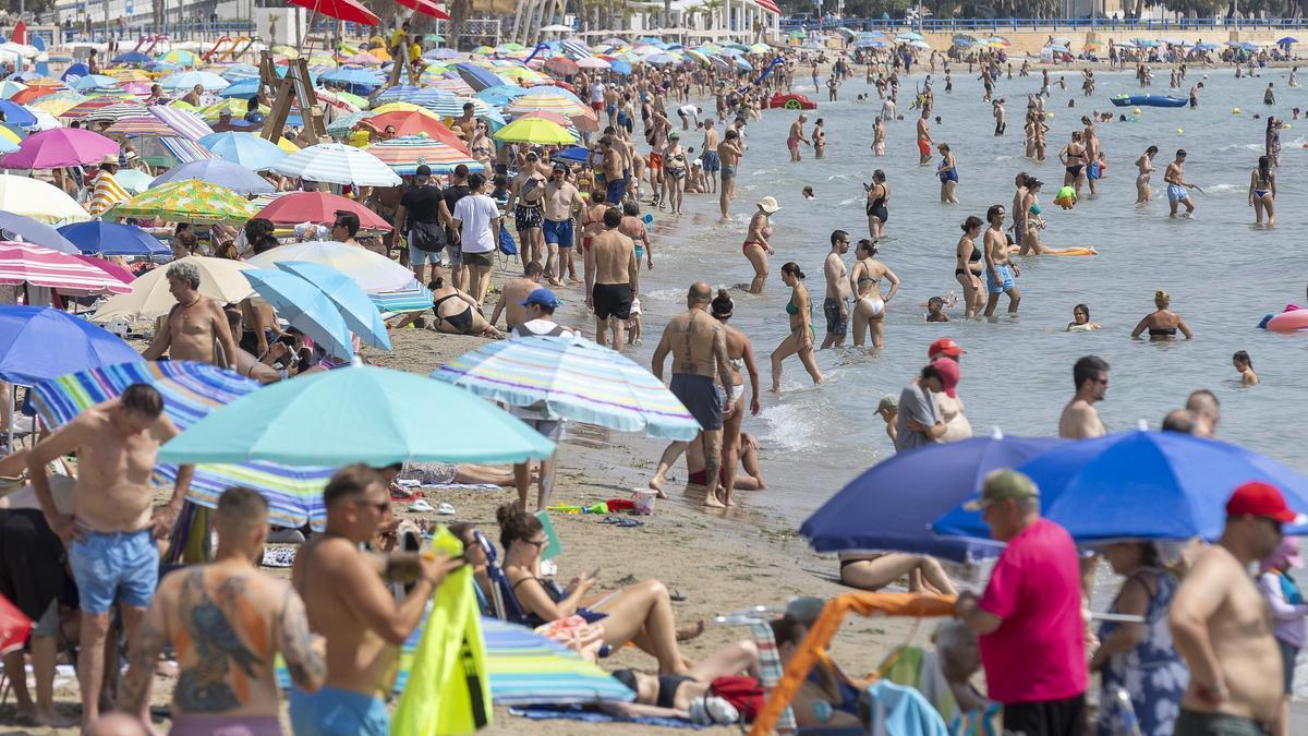 La playa del Postiguet, cuyas aguas rondan ya los 30 grados / ALEX DOMÍNGUEZ
