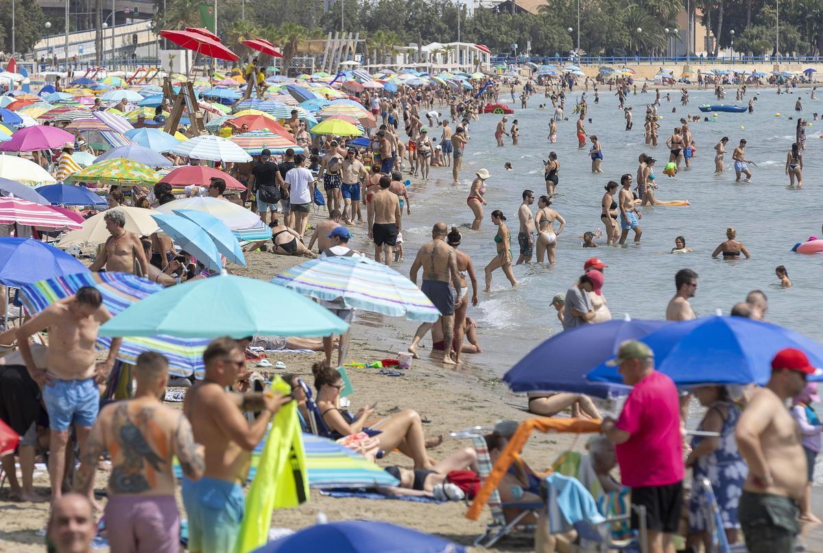 La playa del Postiguet, cuyas aguas rondan ya los 30 grados