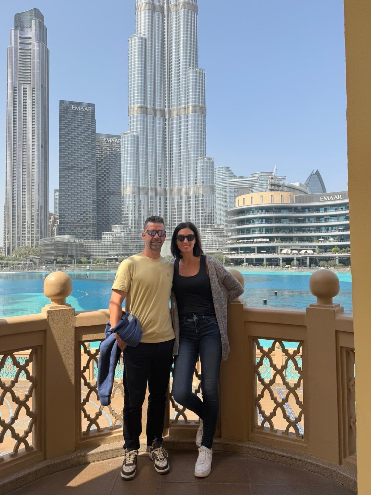 El benicarlando Tito García Sanjuán, en Emiratos Árabes con su pareja.