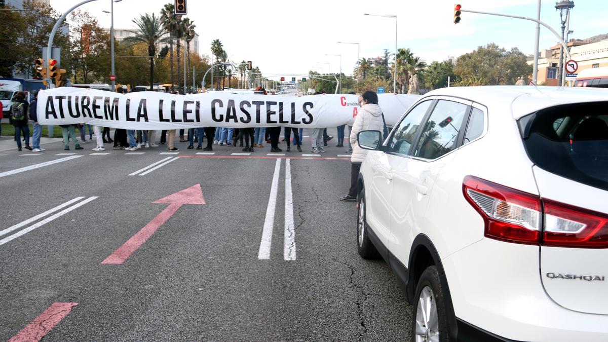 Els universitaris tallant l&#039;avinguda Diagonal a Barcelona