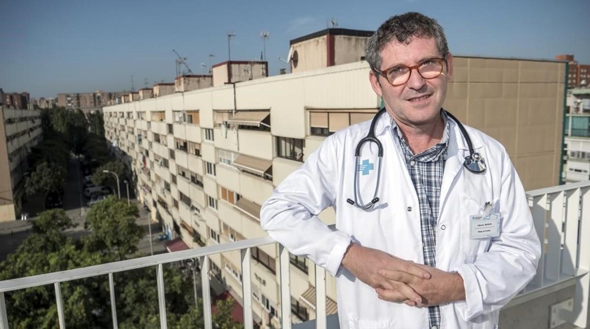 Juan Manuel Mendive, en la terraza del CAP La Mina, que dirige.