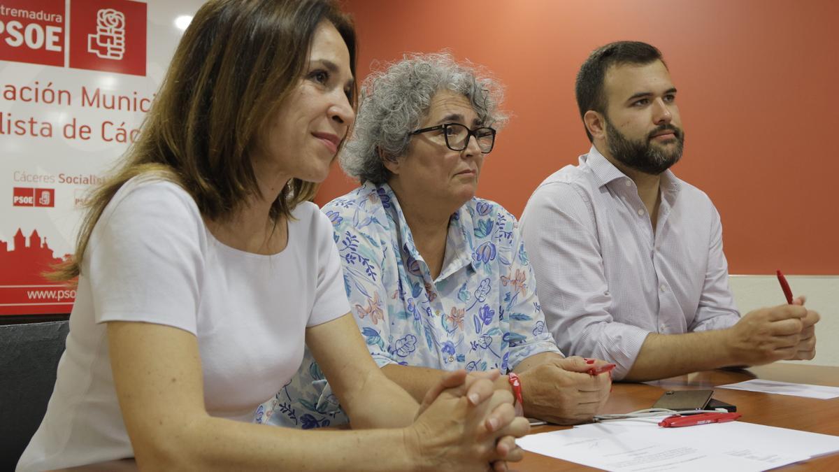 Belén Fernández Casero junto a Pulido y Salaya esta tarde en la ejecutiva local del PSOE.