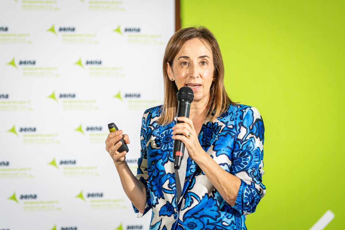 La directora del aeropuerto de Barcelona-El Prat, Eva Valenzuela, explica los trabajos que se llevarán a cabo en la T2.