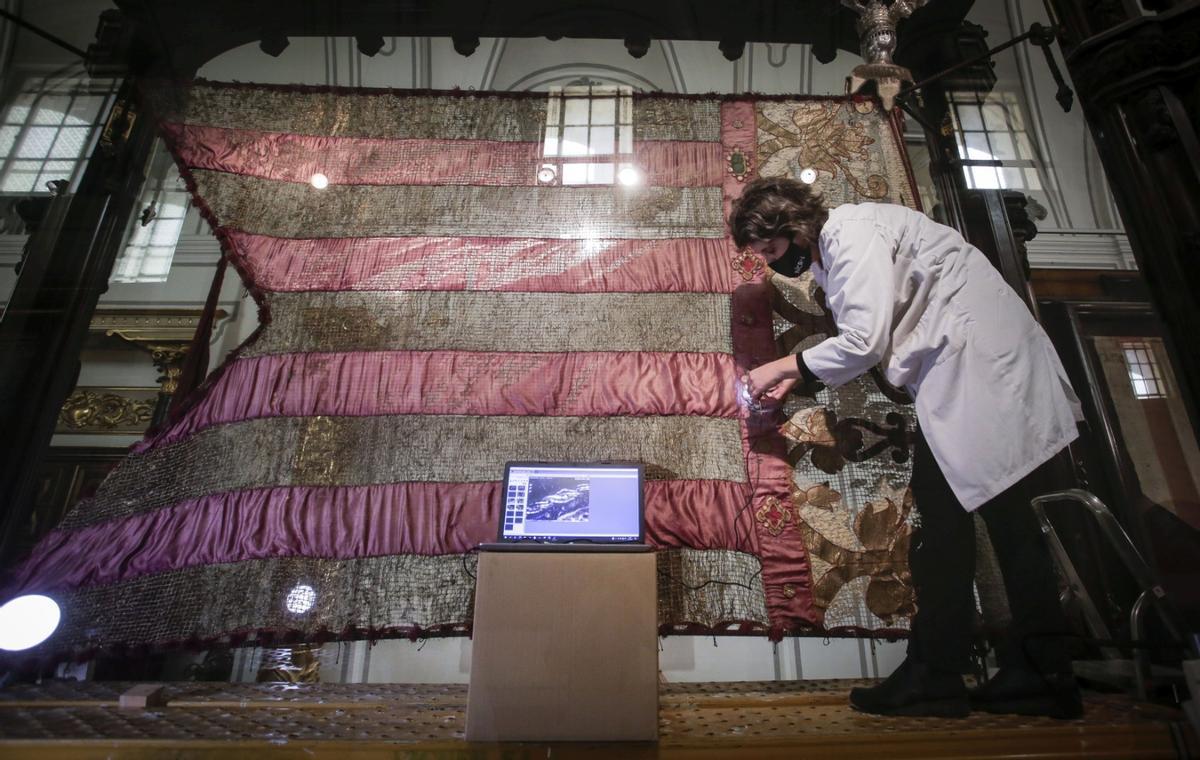 Imagen de la restauración de la Reial Senyera histórica.