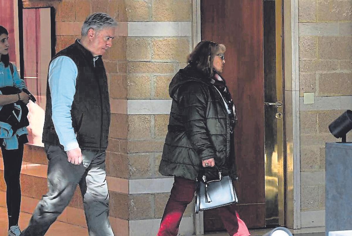 Allegados del gruista David P. R., ayer, en el tanatorio de Cabueñes.