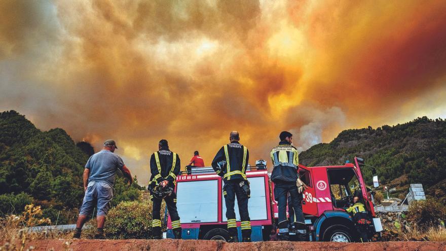 Una dotación de bomberos observa la evolución de uno de los focos del incendio. | | ANDRÉS GUTIÉRREZ