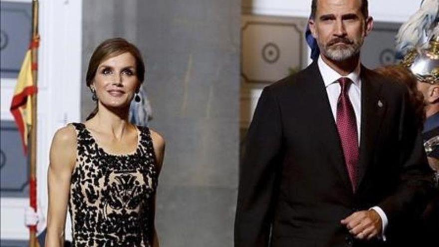 Felipe Varela se inspira por segunda vez en Óscar de la Renta para vestir a Letizia