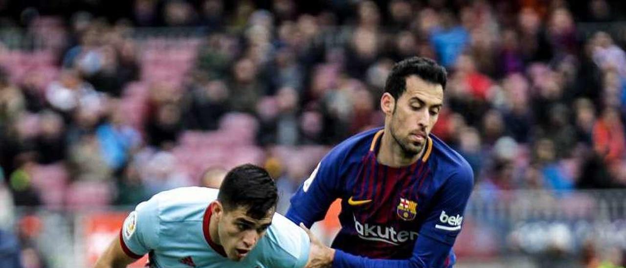 Busquets sujeta a Maxi en la última vista al Camp Nou. // LOF