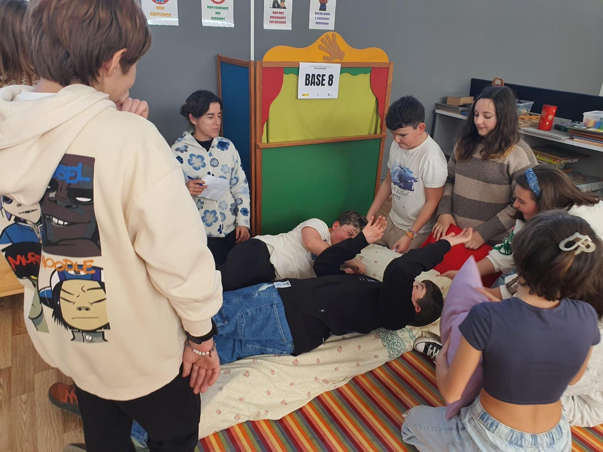 Niños y niñas de Valga realizando labores domésticas en igualdad.