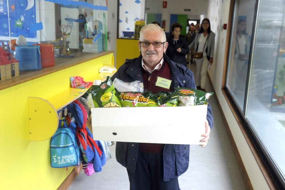 Visita de pacientes con alzheimer de Afaco a la escuela infantil de Os Rosales