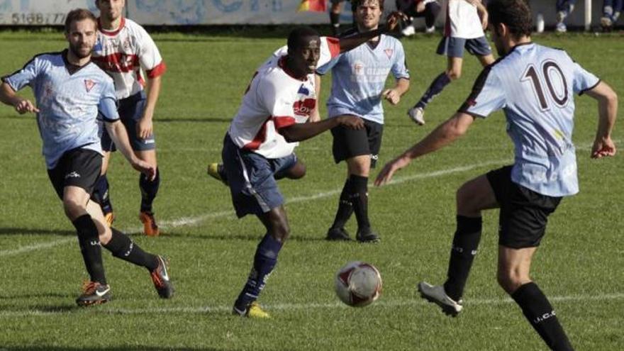 Un lance del último partido disputado entre el Gijón Industrial y el Ceares en el campo de Santa Cruz (Jove).