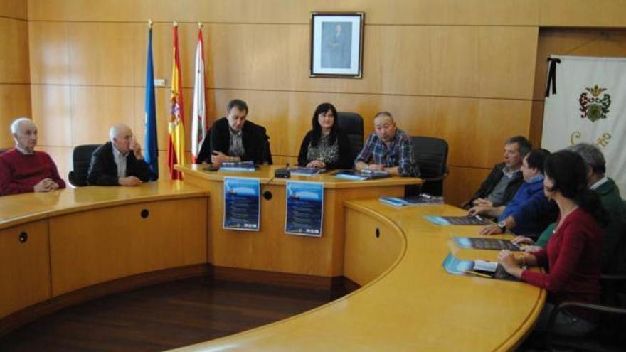 De izquierda a derecha, Miguel Ángel Fernández, José Félix Caballero, Jorge Suárez, Amelia Fernández, Marcelino Ramos, José Manuel Rico, Daniel Suárez, Carlos Naves y Alexandra Richter, en la presentación.