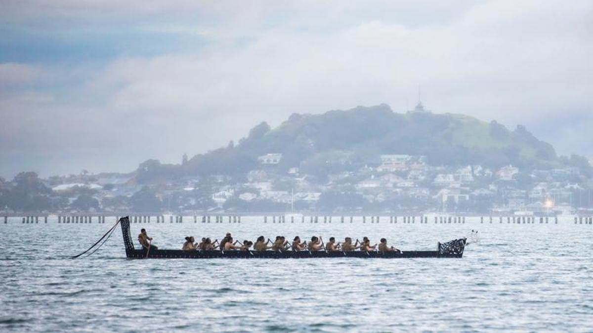 Waka o canoa maorí que escoltará a Taihoro, el AC75 de Emirates Team New Zealand, en los días más decisivos de la Copa América de vela.