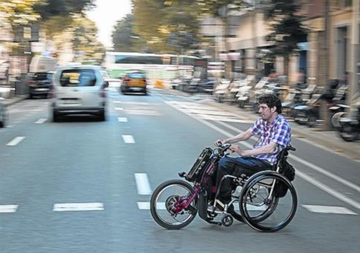 Fundador 8 Pau Bach amb una Batec, ahir a Barcelona