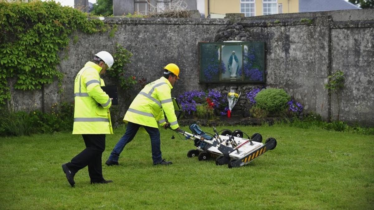 Un ingeniero usa un georradar en el lugar donde se encuentran enterrados hasta 800 ninos en una fosa en el convento catolico de Tuam en 2014.