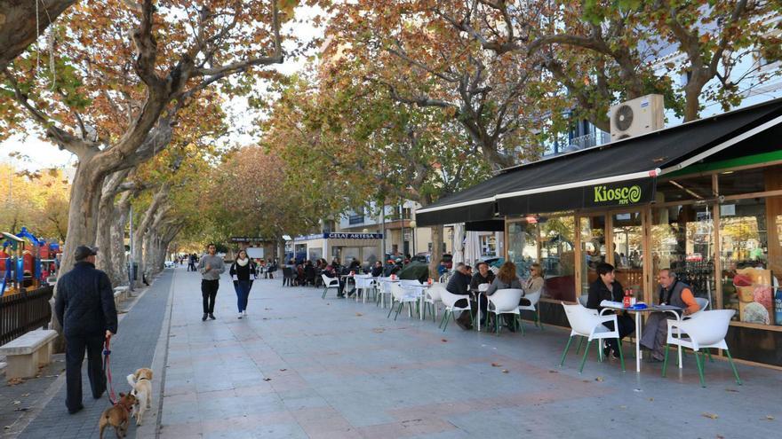 Varias terrazas de cafeterías ubicadas en el paseo Joan Carles I de Oliva. | XIMO FERRI