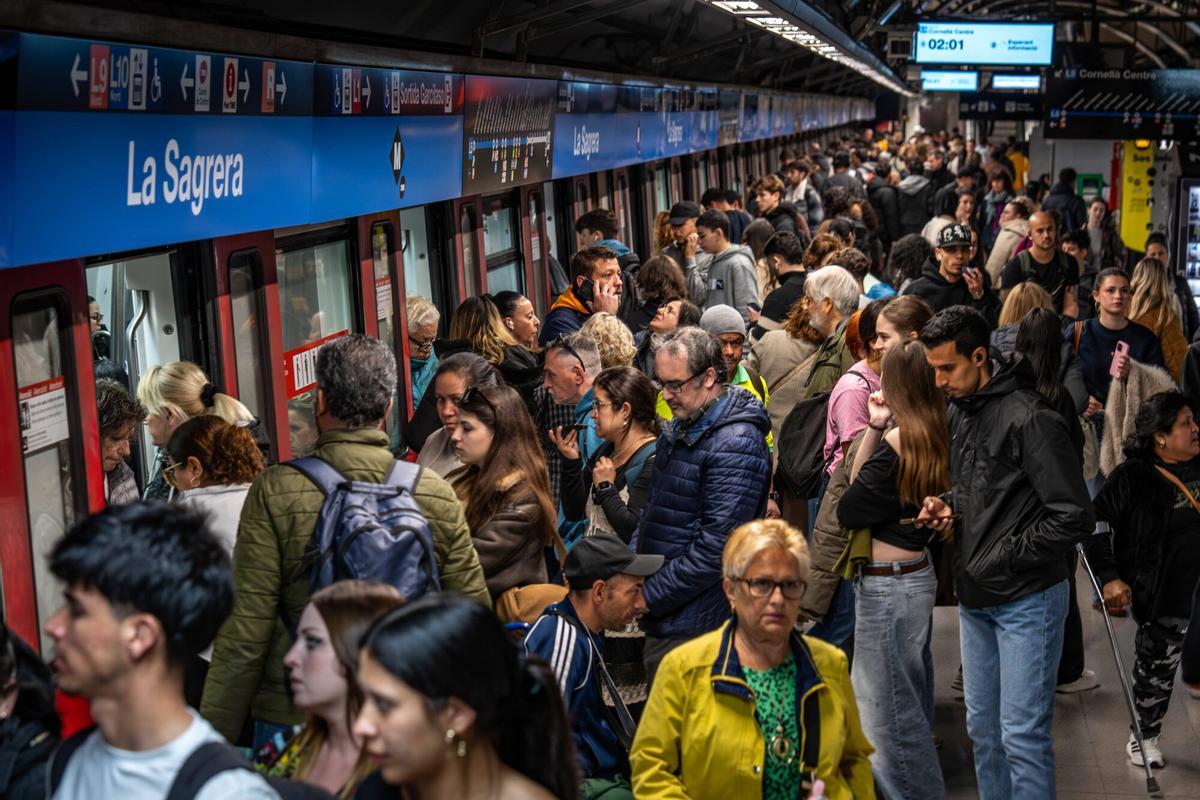 La L1 i la L5 del metro de Barcelona afegeixen un tren extra en hora punta per reduir aglomeracions