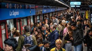 La L1 i la L5 del metro de Barcelona afegeixen un tren extra en hora punta per reduir aglomeracions
