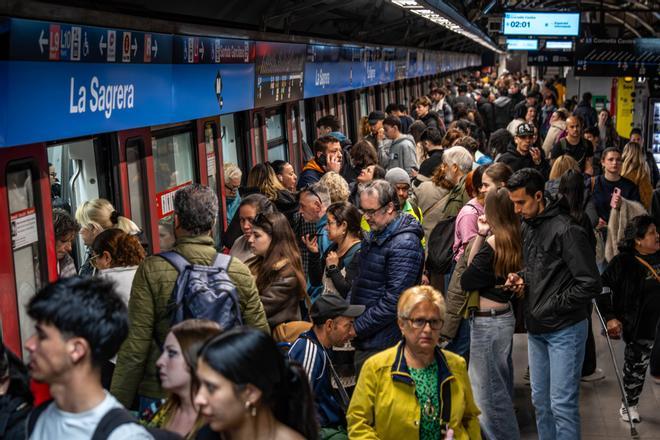 La L1 i la L5 del metro de Barcelona afegeixen un tren extra en hora punta per reduir aglomeracions