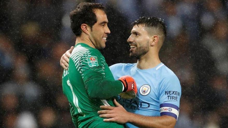 Bravo salva al Manchester City en los penaltis