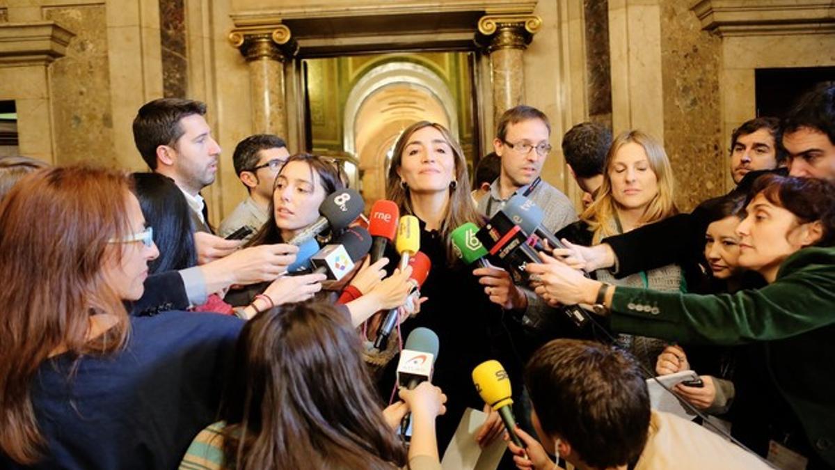 Rocío García-Sampere atiende a los periodistas.