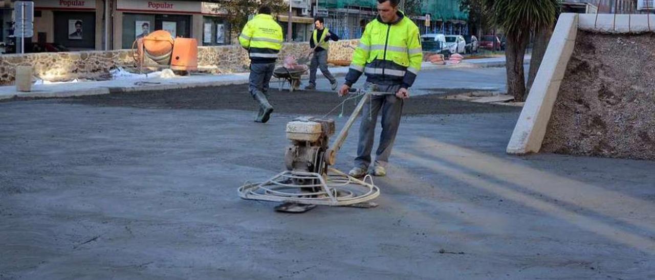 Obras de acondicionamiento en la jornada de ayer en la parcela expropiada junto a Pasarón. // R. Vázquez