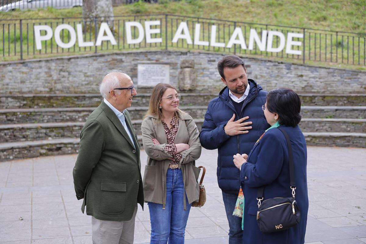 Los diputados Salvador Méndez y Salomé Sánchez, junto a Queipo y Mariví.