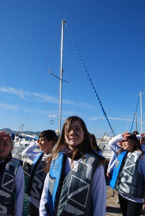 La presentació oficial de la Semana del Mar ha coincidido con el primer contacto de los alumnos del colegio Can Raspalls con las embarcaciones en las que pasarán toda esta semana.