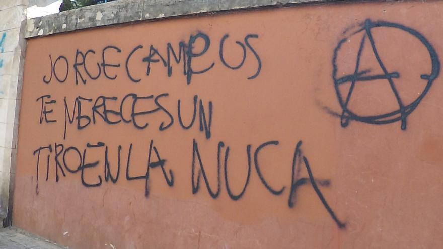 Así son las pintadas con amenazas de muerte a Jorge Campos junto a su domicilio en Palma