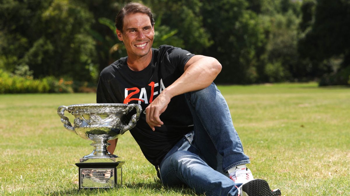 Rafa Nadal posa con el trofeo el día después de ganar el título del Open de Australia