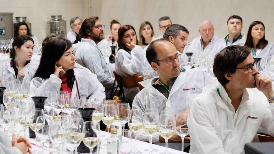 Asistentes a la cata celebrada en la bodega esta mañana.