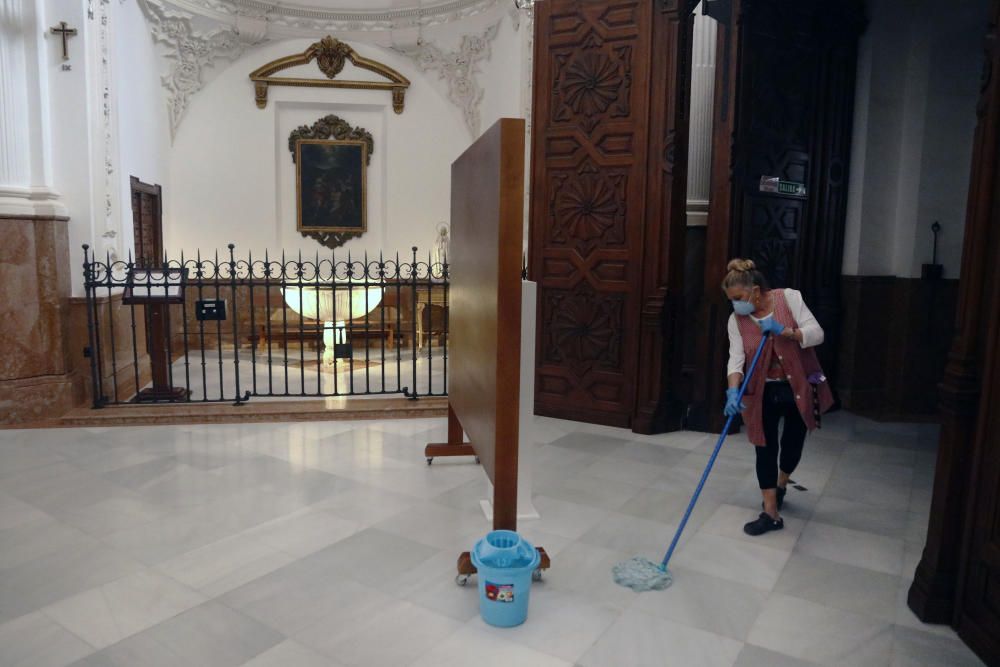 En la iglesia de Santiago, algunos fieles se pasan a rezar con las medidas de higiene y distanciamiento social que el propio templo se esmera por cumplir y dar a conocer.