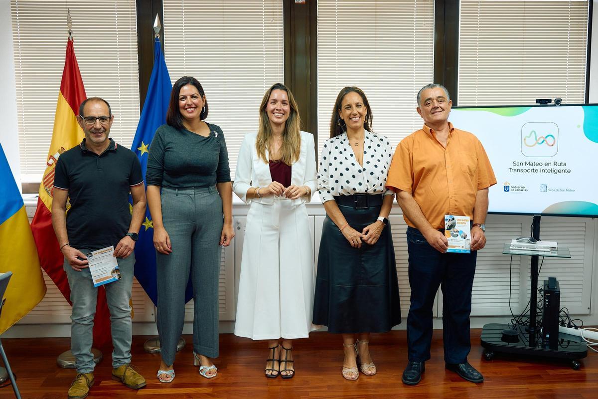 De izquierda a derecha Miguel Reyes, Davinia Falcón, María Fernández,  Rosa Martín y Juan Santana.