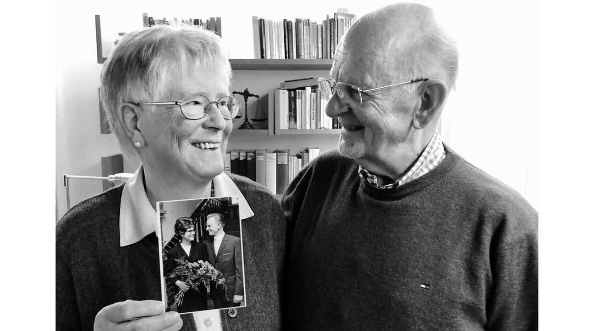 Una imagen actual de Renate y Wolfdieter Sternheimer, que fueron una pareja a un lado y otro del Muro, con una foto del día de su boda en 1966.