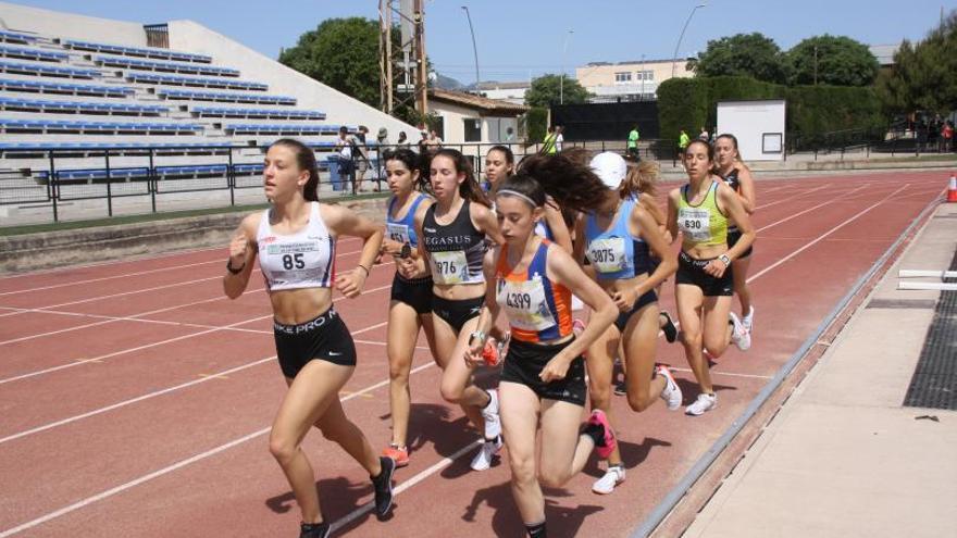 Las atletas, agrupadas en las primeras vueltas del 1.500 femenino. | P.B.