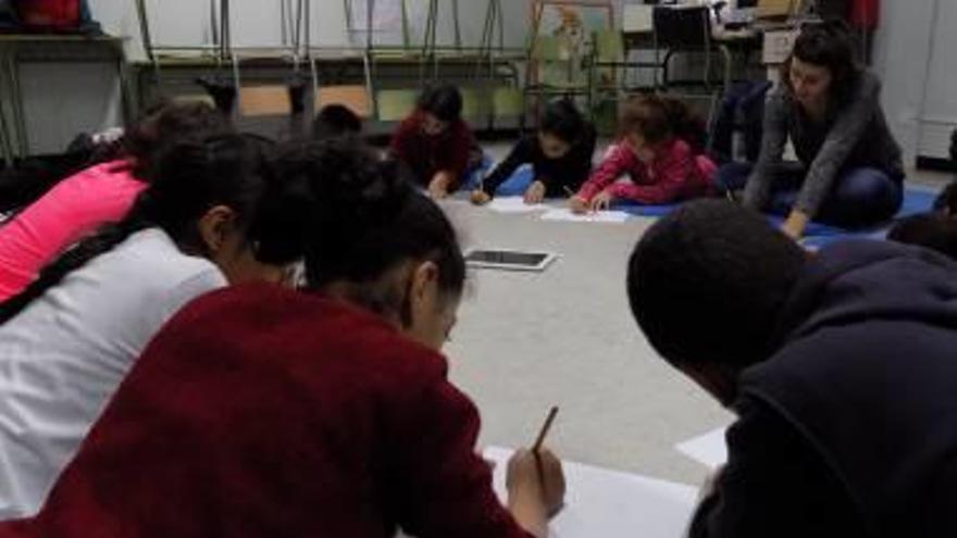 Els alumnes anotant o dibuixant on havien viatjat amb la imaginació