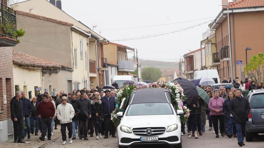 Centenares de personas arropan a la familia de Arancha en su entierro