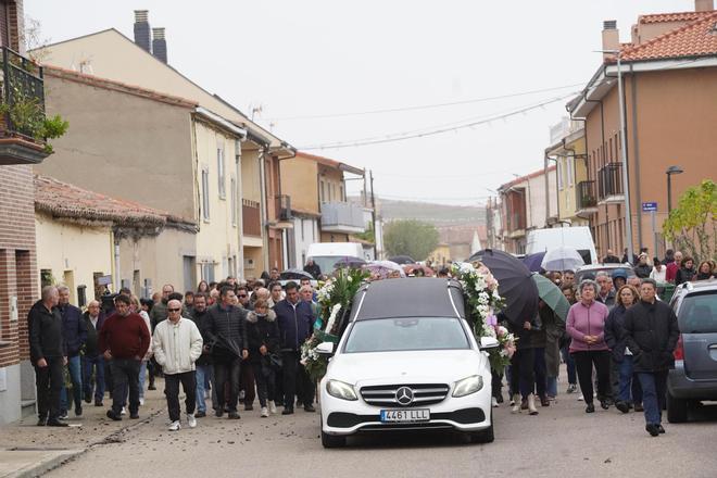 Centenares de personas arropan a la familia de Arancha en su entierro