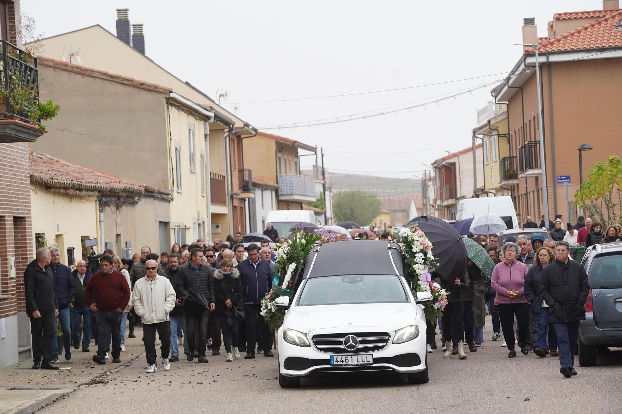 Roales arropa a la familia de Arancha en su entierro