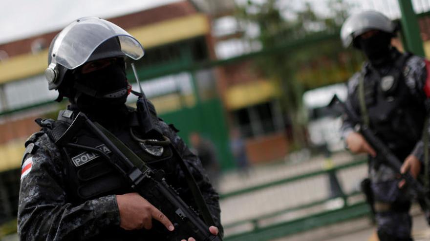 Policías afuera de la prisión de Puraquequara, en Manaos.