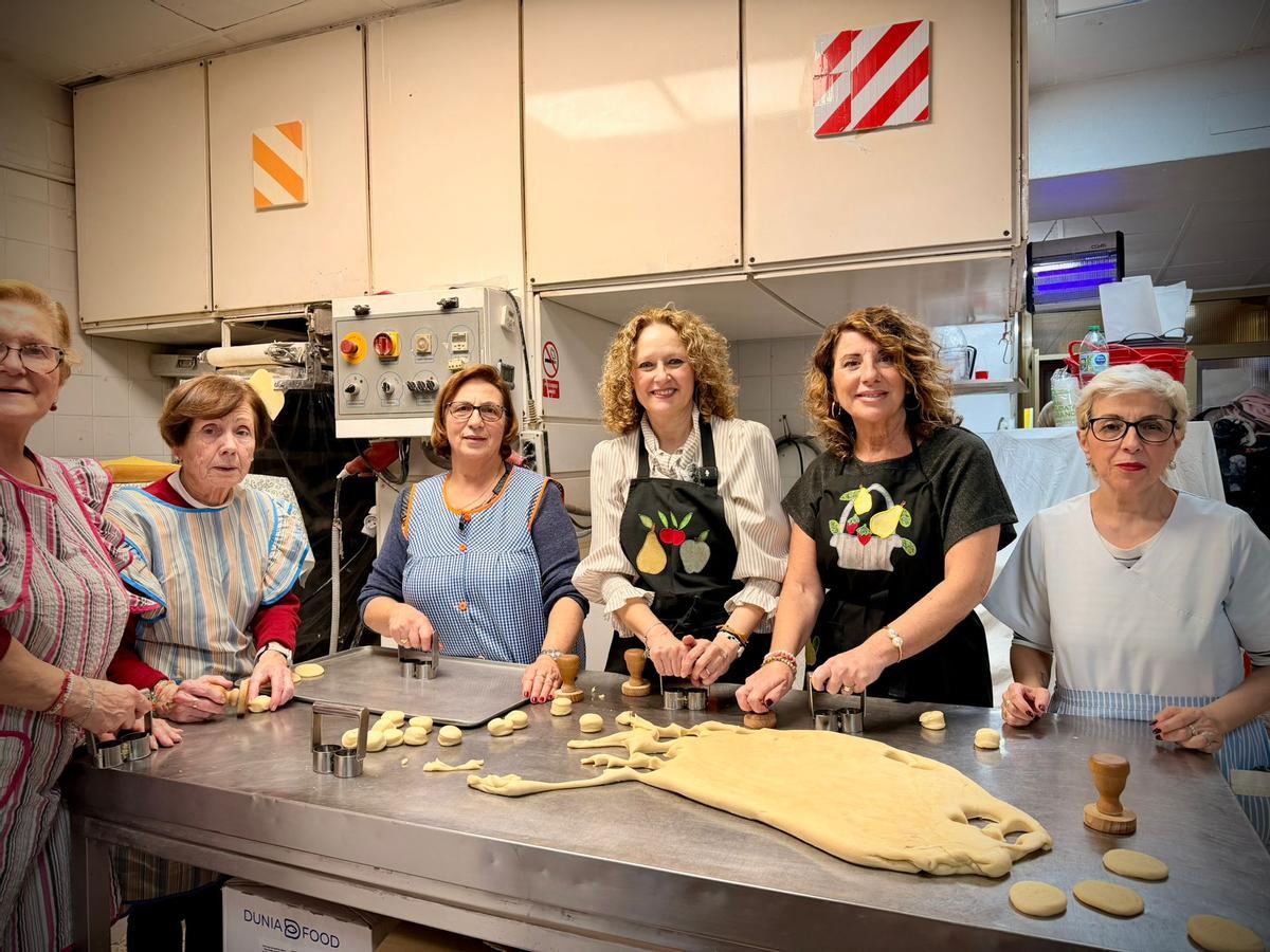 Folgado junto al grupo de mujeres en el horno.