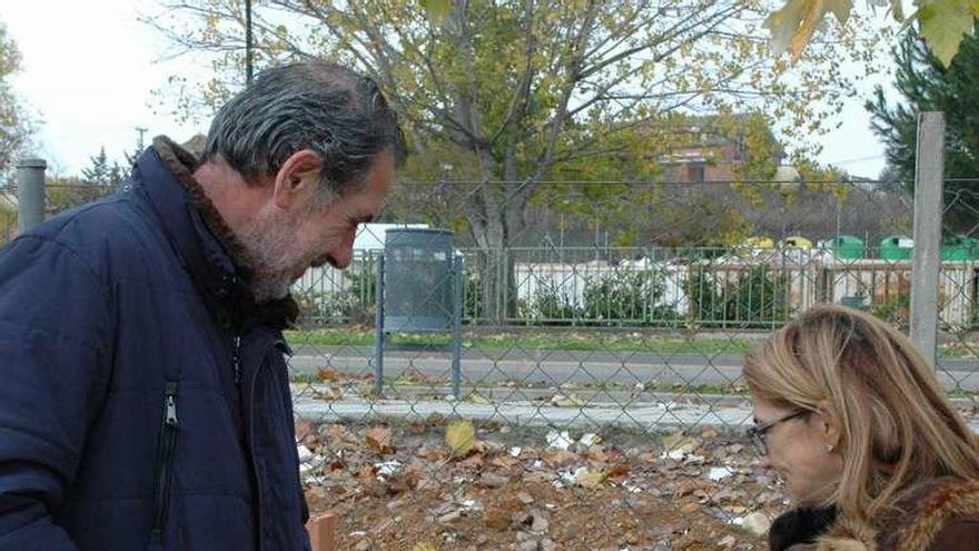 Juan Dúo y Mayte Martín Pozo, en la nueva toma de agua.