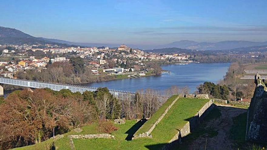 Puente sobre el Miño en la frontera entre Galicia y Portugal visto desde Tui.