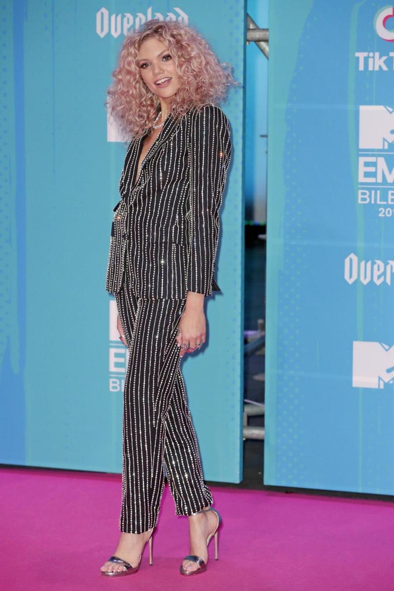 Becca Dudley con traje de chaqueta en los MTV EMA 2018