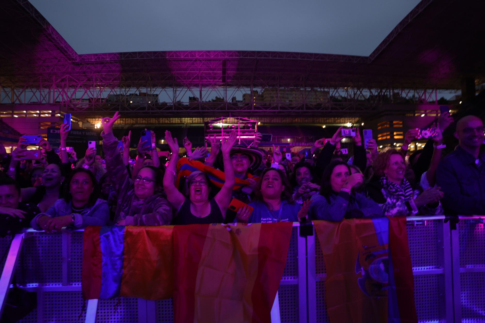 La espera "valió la pena": Marc Anthony parte caderas en Oviedo a ritmo de salsa