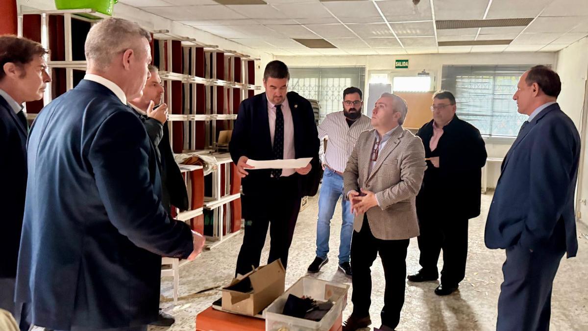 Las autoridades municipales y representantes de la Policía Local, en el local cedido por el Ayuntamiento.