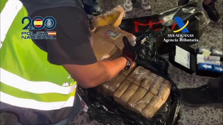 Ocho rehenes de un narcosecuestro recalan en Canarias